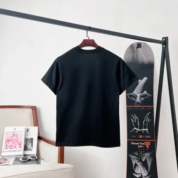 Design 'No Vuit Lo Is Icons' Black Graphic T-Shirt - 5