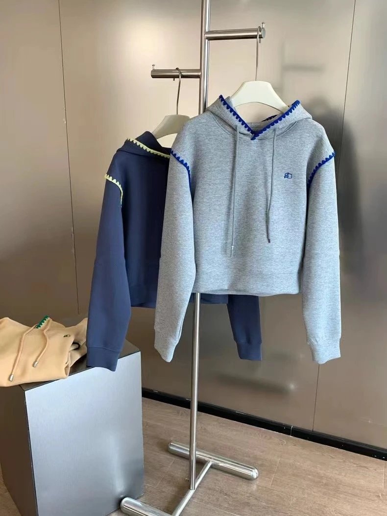 Design Cropped Hoodie with Blue Zigzag Trim Gray - 13