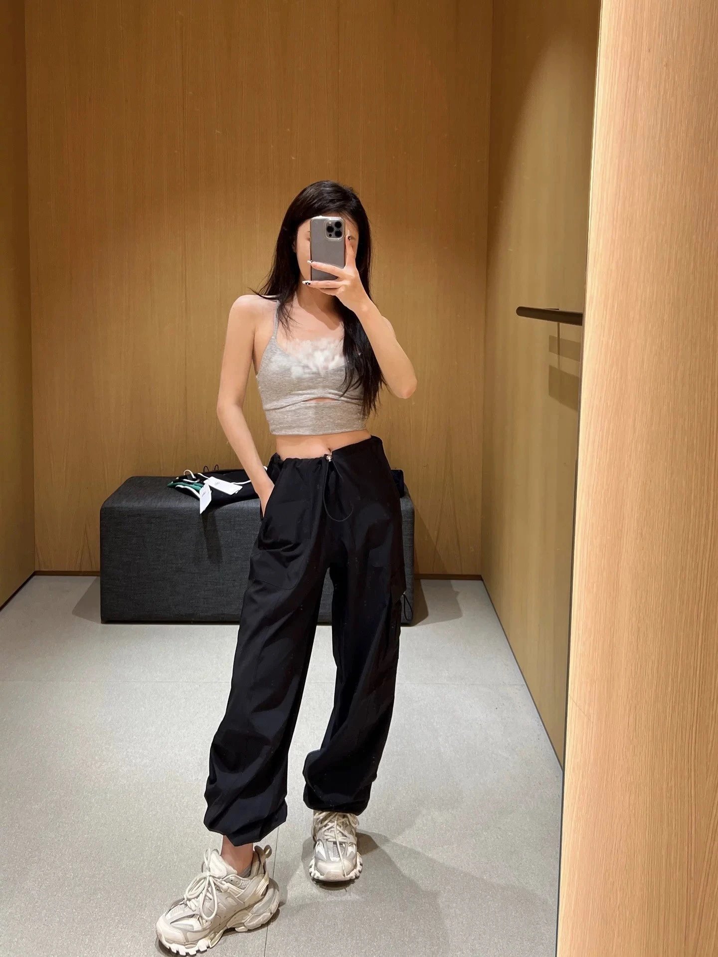 Alo Crop Top White and Cargo Pants Black Sneakers - 6