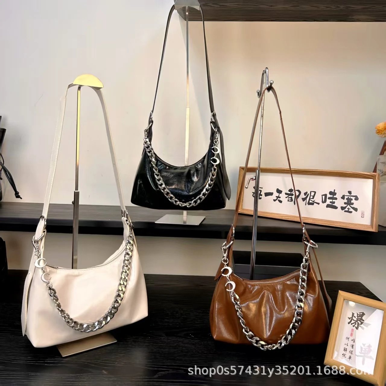 Design Hobo Bag Black Patent Leather Shoulder Bag - 2