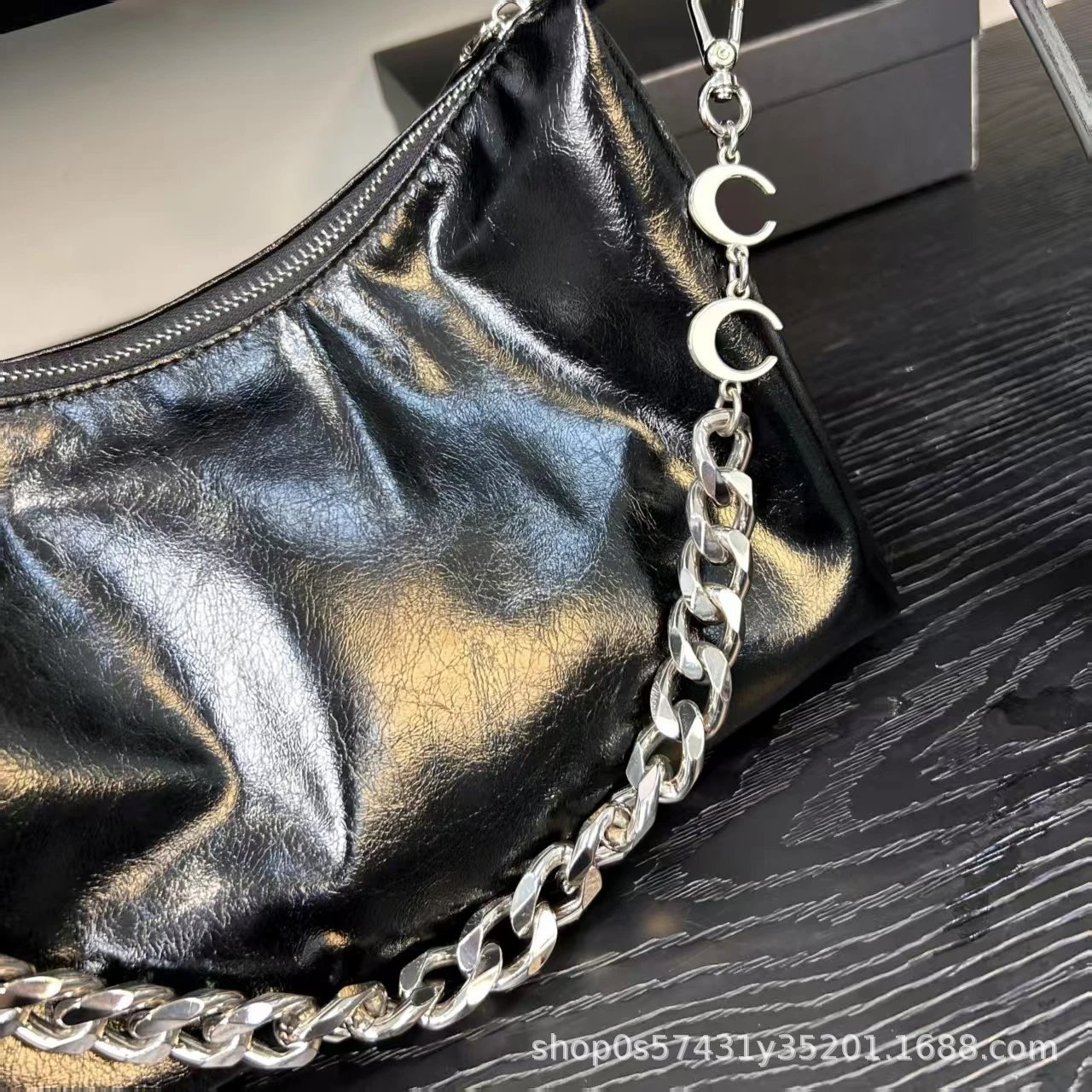 Design Hobo Bag Black Patent Leather Shoulder Bag - 9