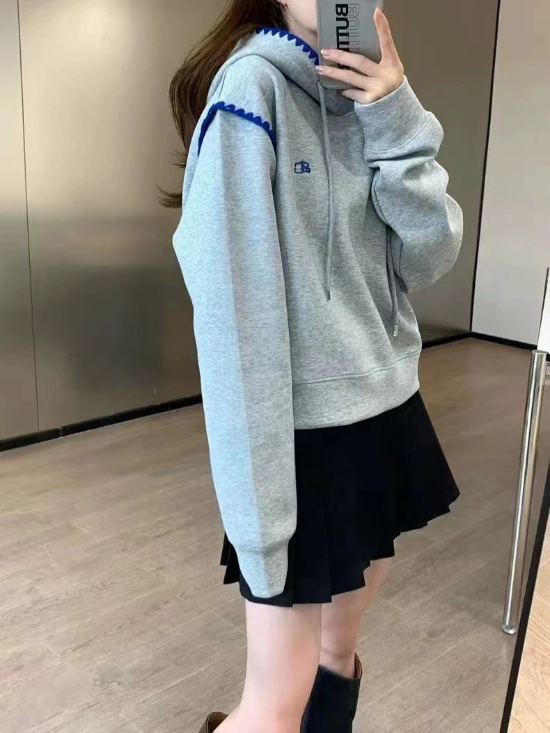 Design Cropped Hoodie with Blue Zigzag Trim Gray - 4