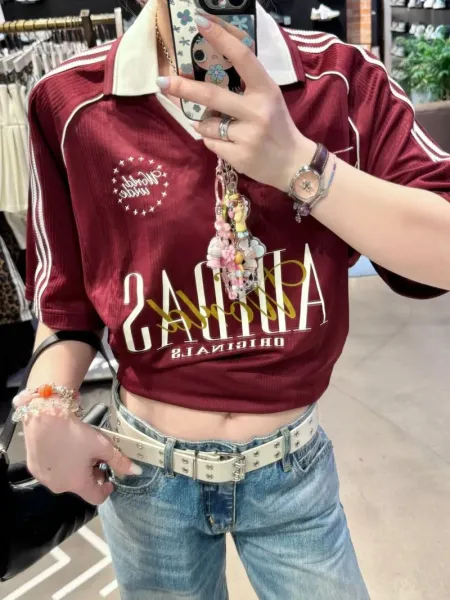 Design Cropped Polo Shirt Burgundy with Graphic Print and Stripe Detail Tops.polo - 1