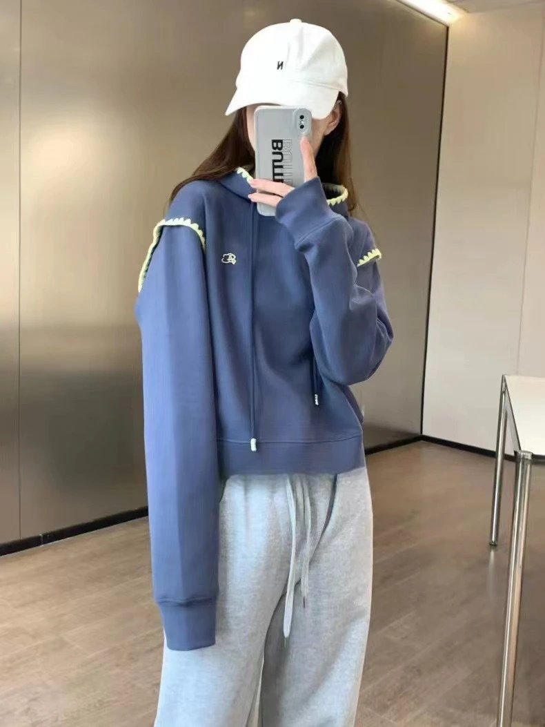 Design Cropped Hoodie with Blue Zigzag Trim Gray - 8