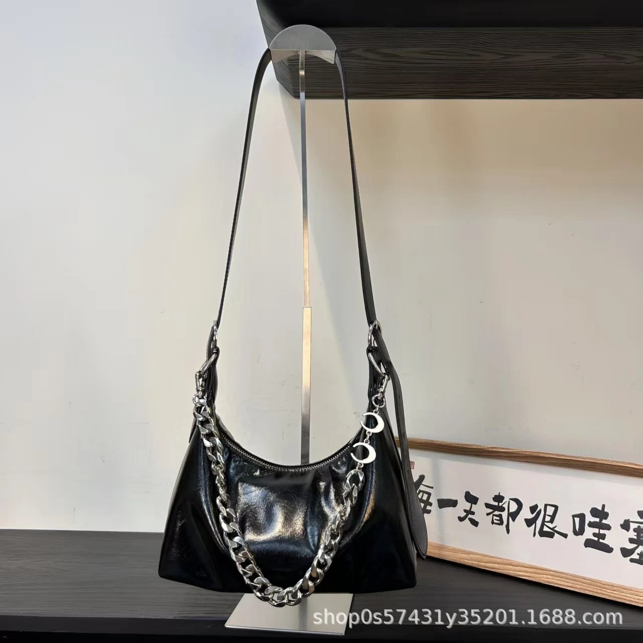 Design Hobo Bag Black Patent Leather Shoulder Bag - 3