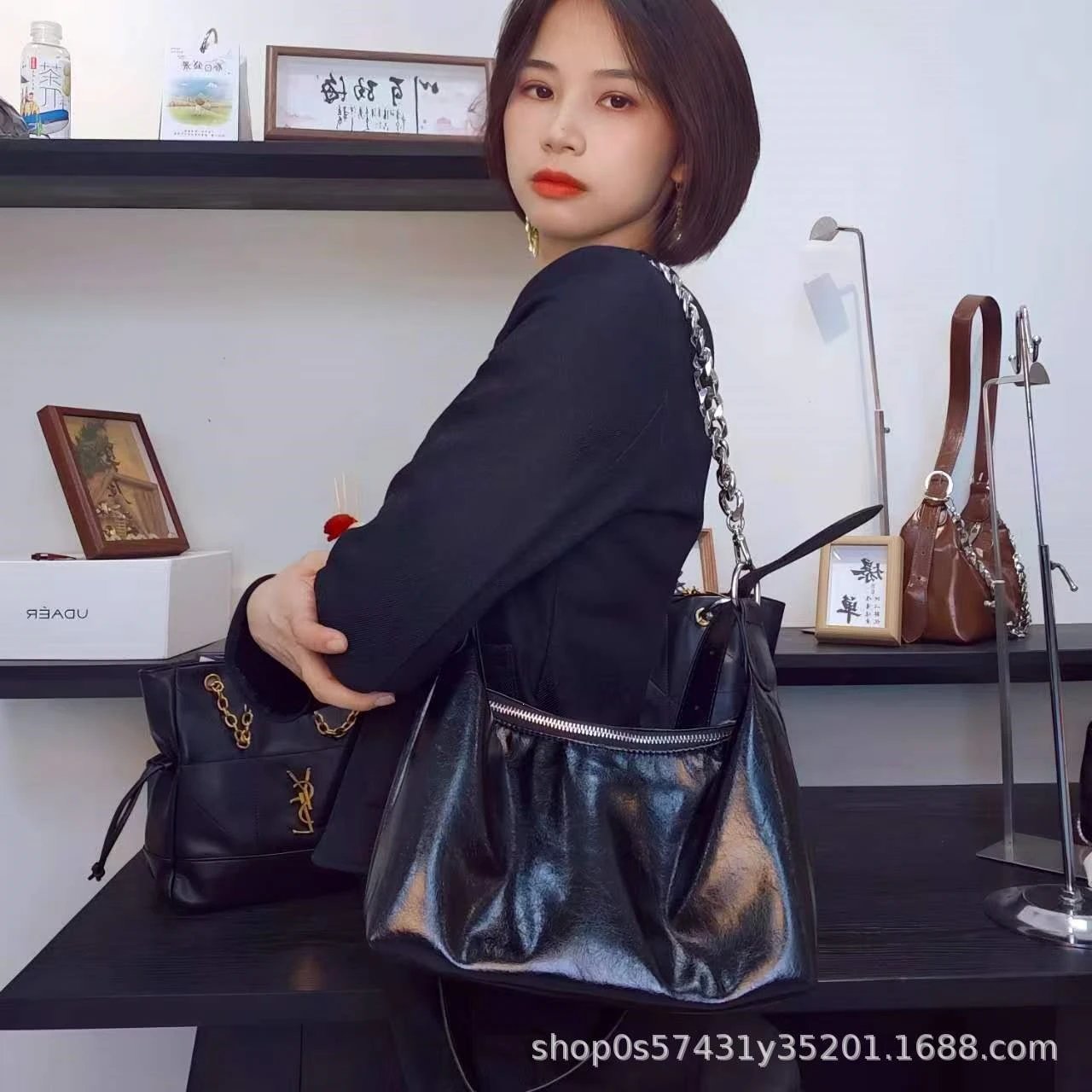 Design Hobo Bag Black Patent Leather Shoulder Bag - 13