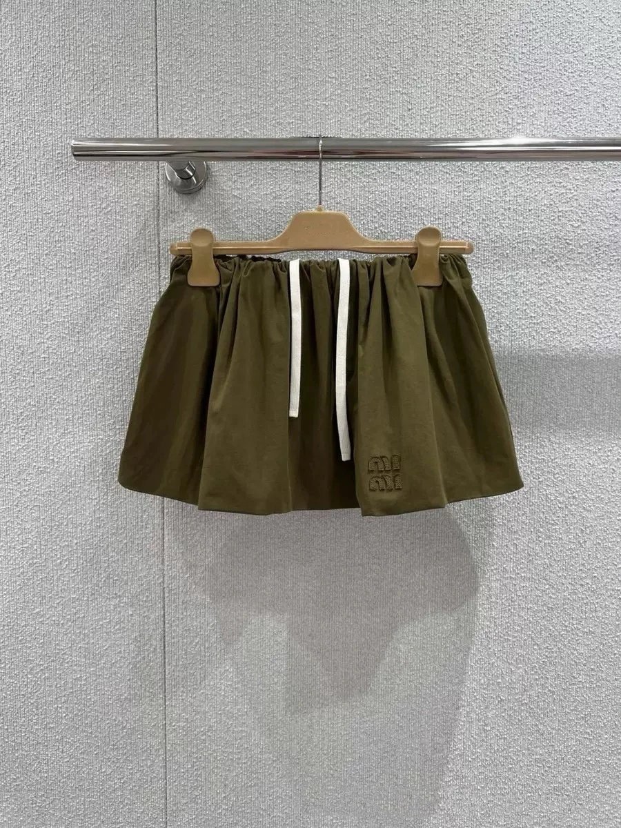 Miu Miu Logo Cropped T-Shirt and Pleated Shorts Set in Army Green - 5