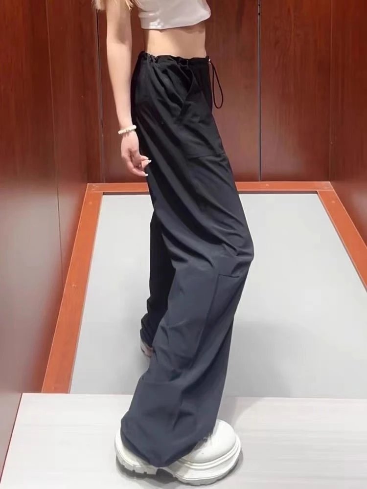 Alo Crop Top White and Cargo Pants Black Sneakers - 5