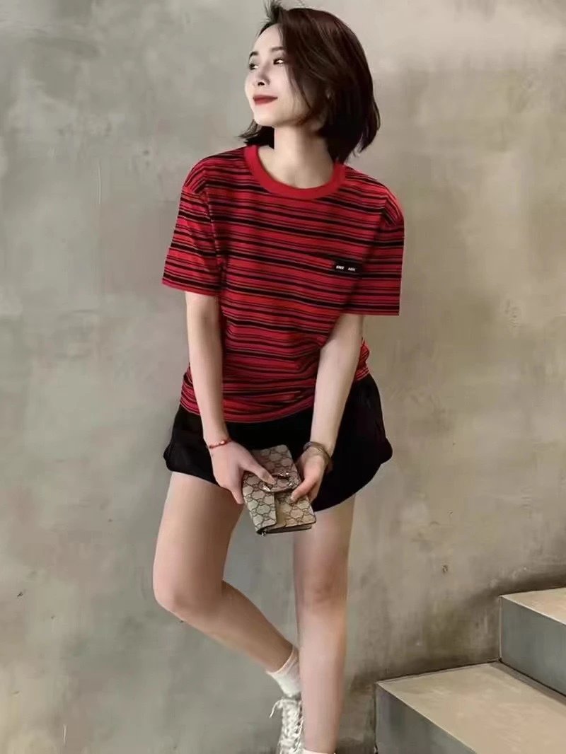 Design Striped Ribbed T-Shirt Brown with Pearl Necklace - 3