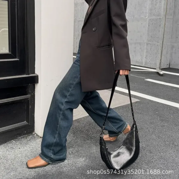 Design Crescent Moon Shoulder Bag Black Leather - 11