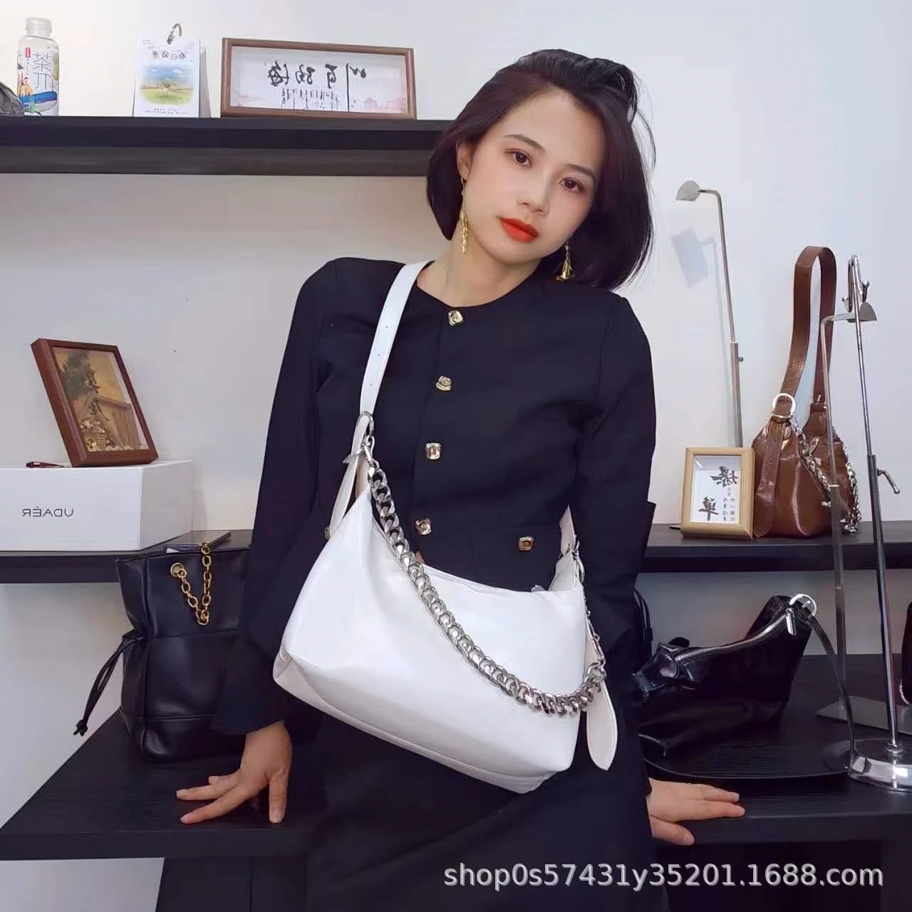 Design Hobo Bag Black Patent Leather Shoulder Bag - 12