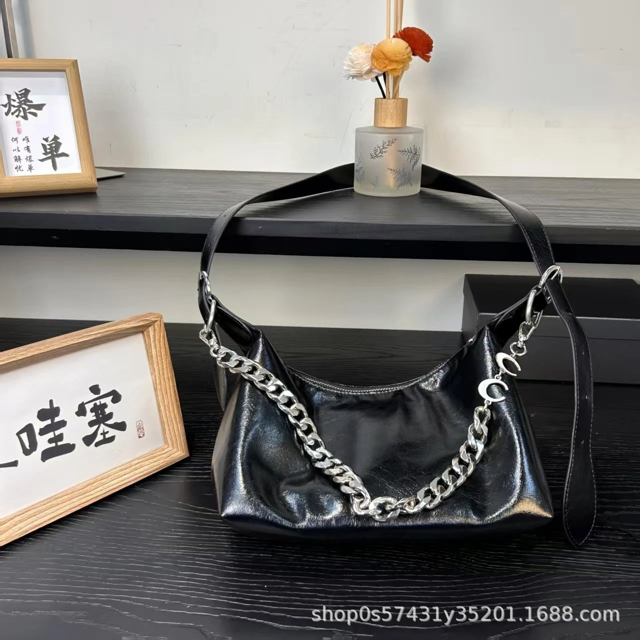Design Hobo Bag Black Patent Leather Shoulder Bag - 8