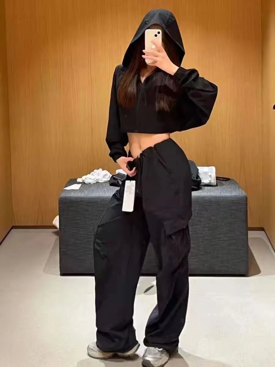 Alo Crop Top White and Cargo Pants Black Sneakers - 4