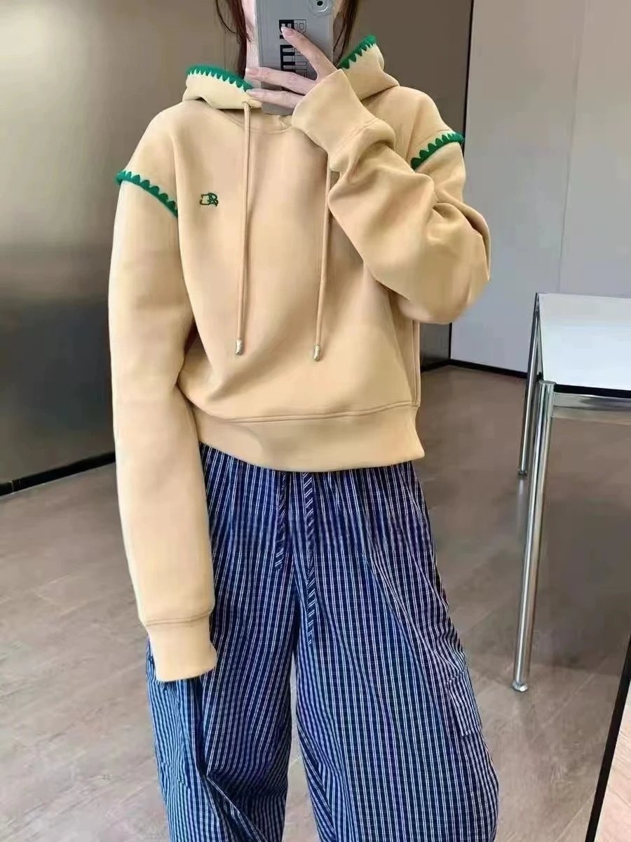 Design Cropped Hoodie with Blue Zigzag Trim Gray - 6