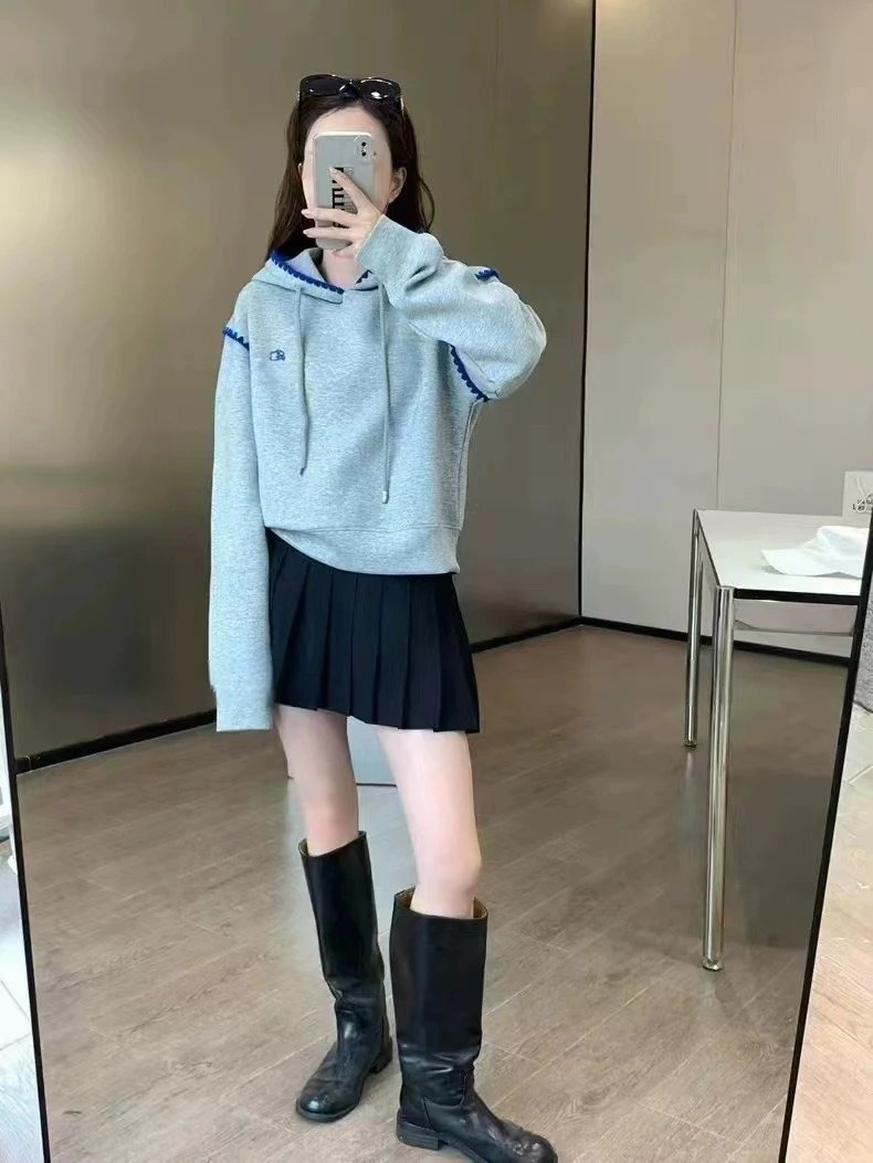 Design Cropped Hoodie with Blue Zigzag Trim Gray - 10