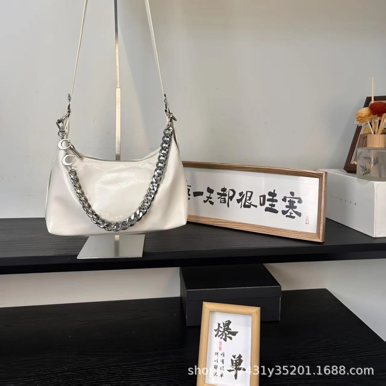 Design Hobo Bag Black Patent Leather Shoulder Bag - 4