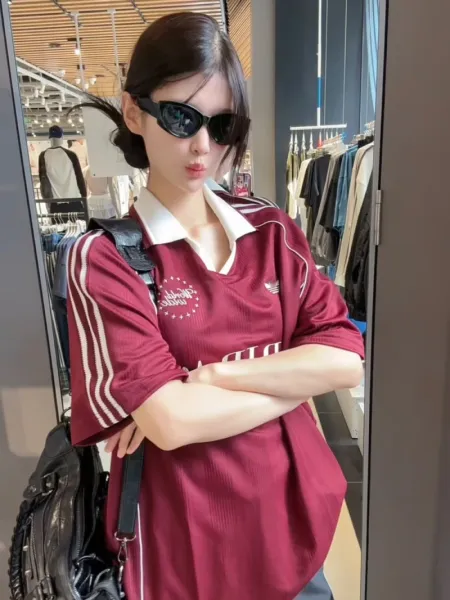 Design Cropped Polo Shirt Burgundy with Graphic Print and Stripe Detail Tops.polo - 5