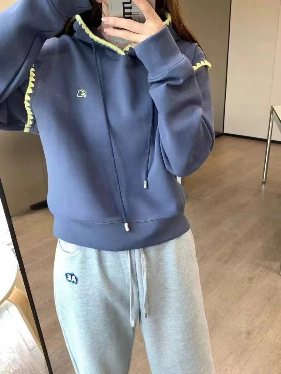 Design Cropped Hoodie with Blue Zigzag Trim Gray - 7