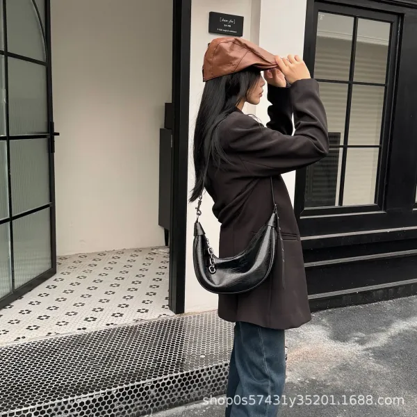 Design Crescent Moon Shoulder Bag Black Leather - 14