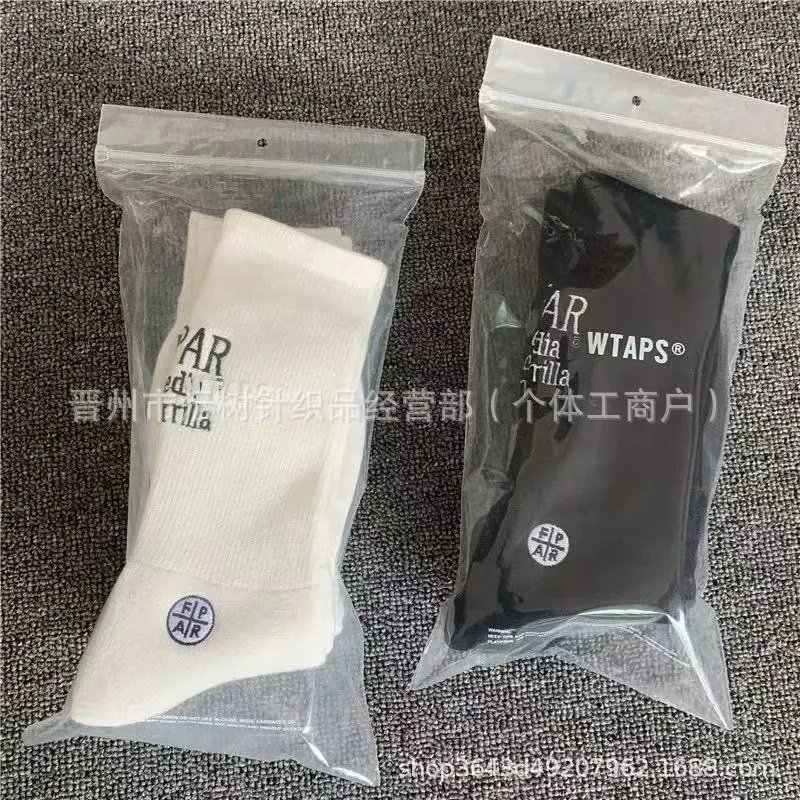 Design WTAPS Socks White Graphic Print Socks - 2