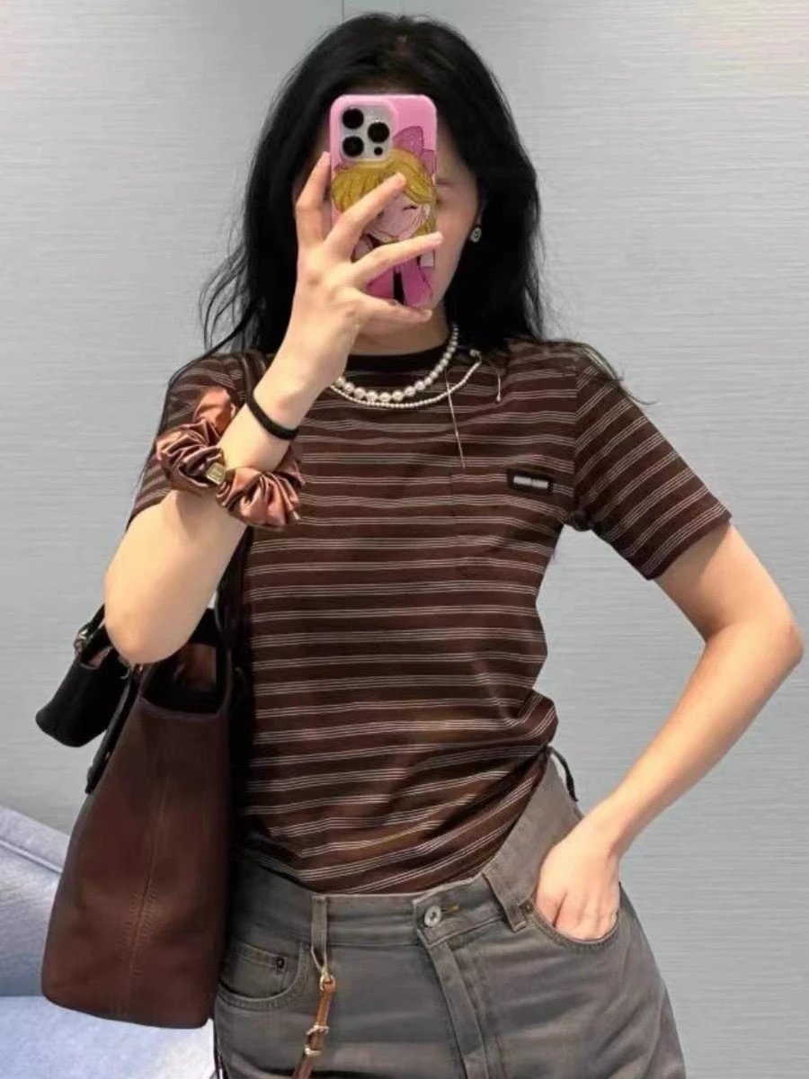 Design Striped Ribbed T-Shirt Brown with Pearl Necklace - 4