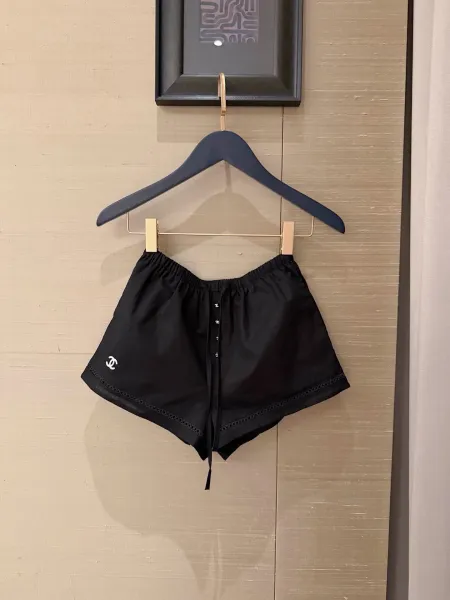 Chanel Logo-Embellished Lace-Trimmed Shorts Black - 1