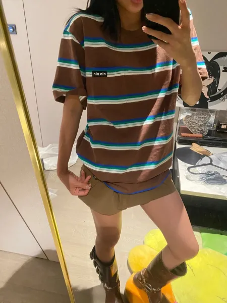 Design Striped Crewneck T-Shirt Beige Distressed Wide-Leg Jeans White Sneakers - 6