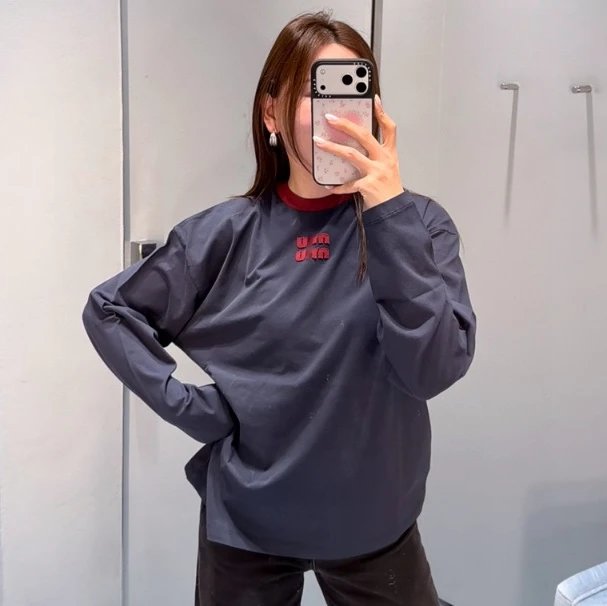 Design Oversized Crewneck Sweatshirt in Navy with Burgundy Logo + Black Pleated Pants + Burgundy Clutch and Faux-Fur Shoulder Bag Hoodie - 4