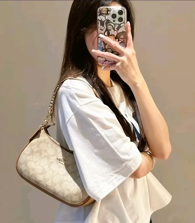 Coach Shoulder Bags Teri Signature Canvas Chain Bag product detail image 4