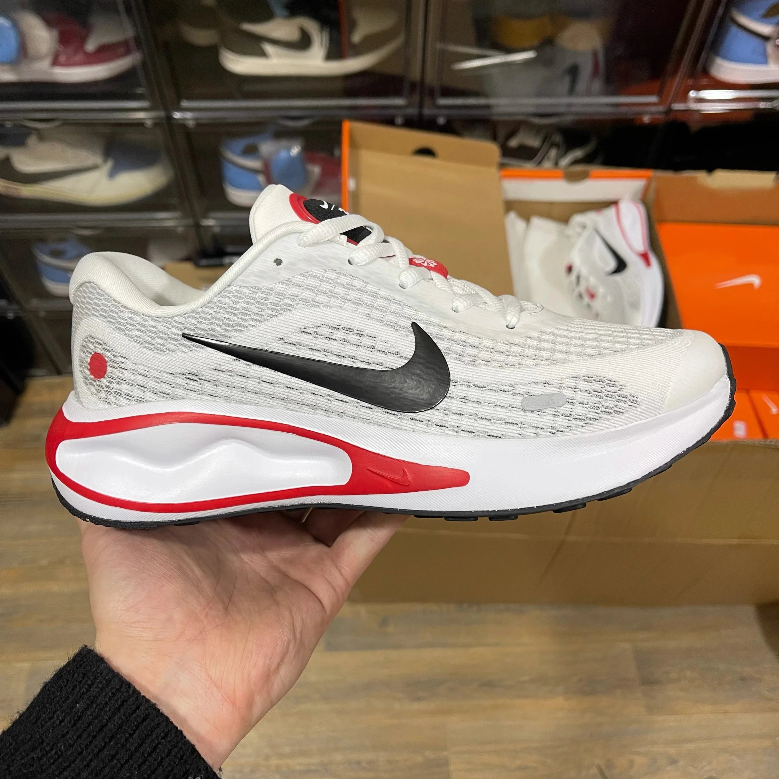White and red FN0228-103