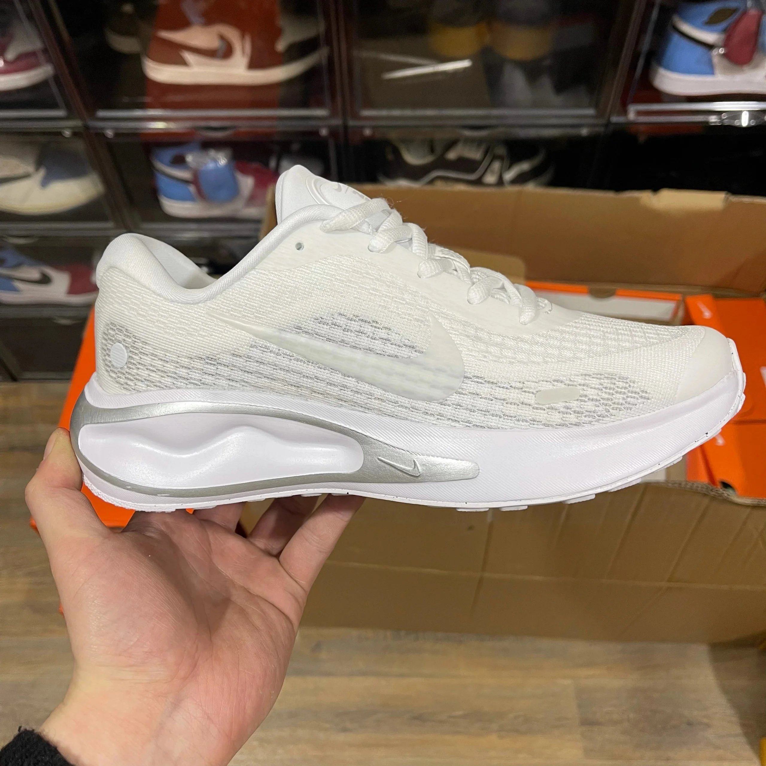 Pure white FJ7765-102