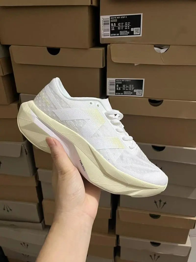 New Balance Sneakers Low-top lace-up mesh with geometric side logo and chunky midsole — Beige