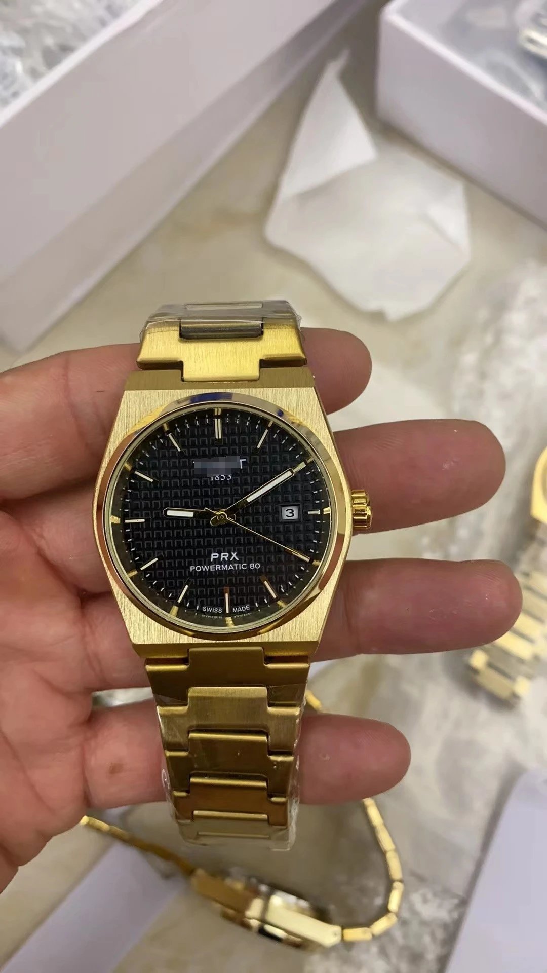 Ordinary mechanical grid gold black