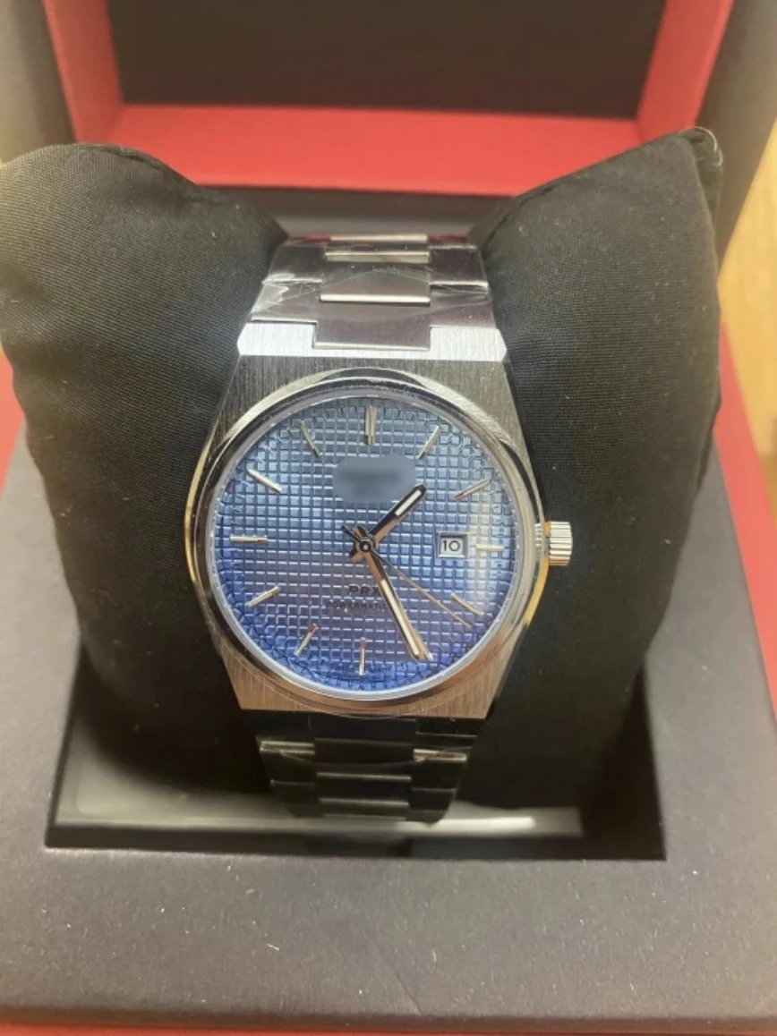 New quartz grid gradient light blue watch