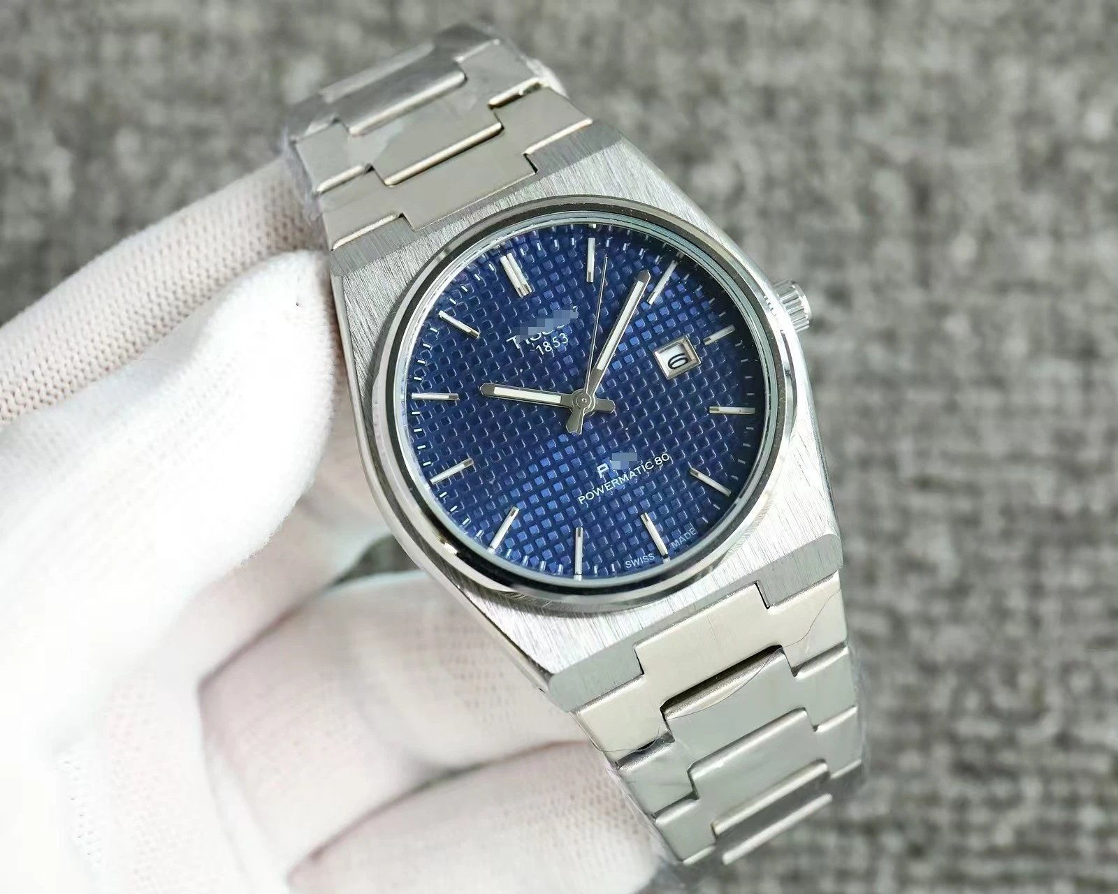 Ordinary mechanical grid deep blue