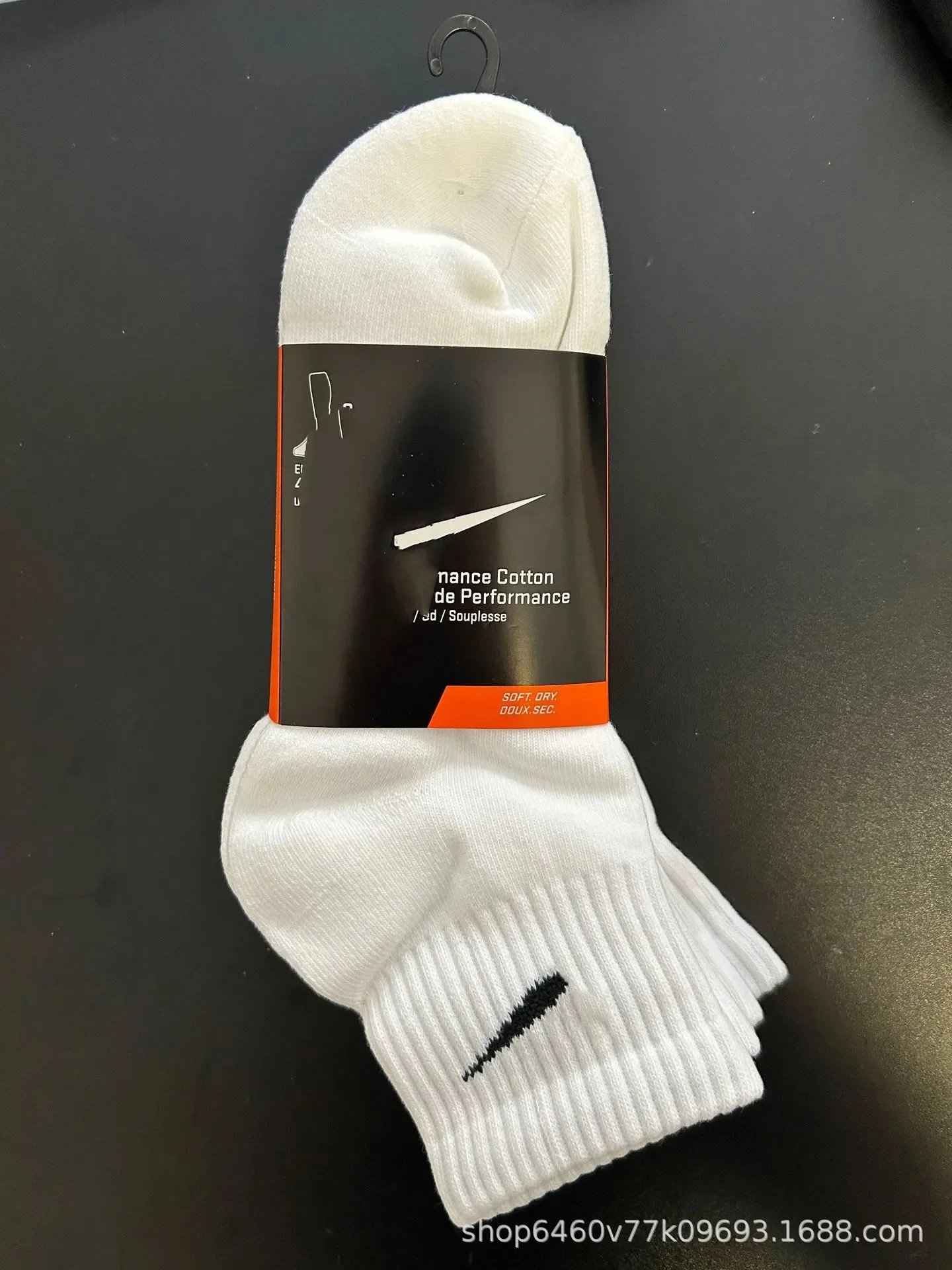 three pairs of  white（towel bottom)