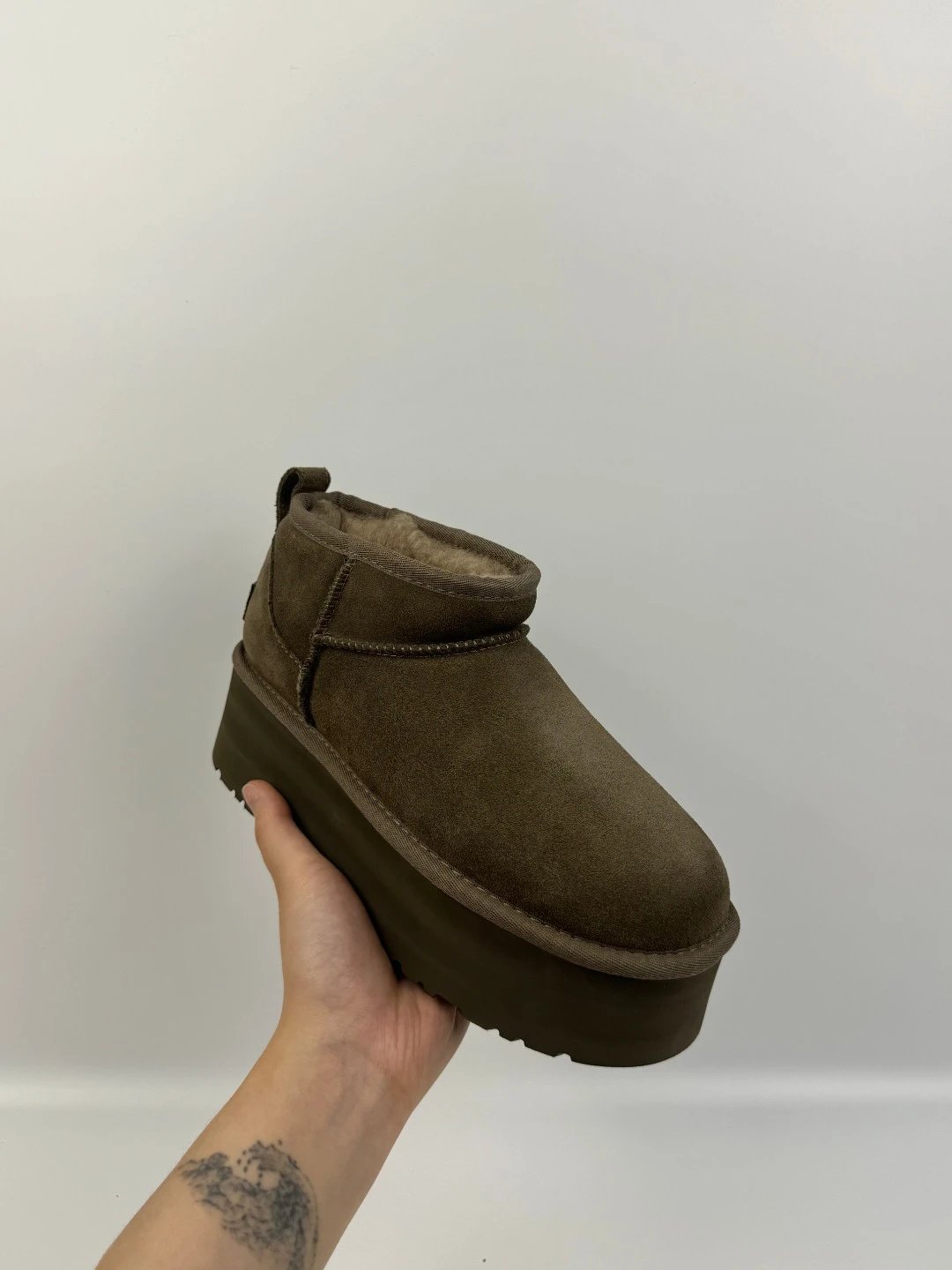 ￥🔑270【渠道代工厂订单】 UGG 厚底Mini短筒 5cm 胡桃木色 秋冬羊皮毛一体雪地靴   顶级品质  羊皮毛一体高品质  鞋头到鞋垫真羊皮毛一体 独立原版开发大底 羊绒鞋垫 采用TPU模压...
