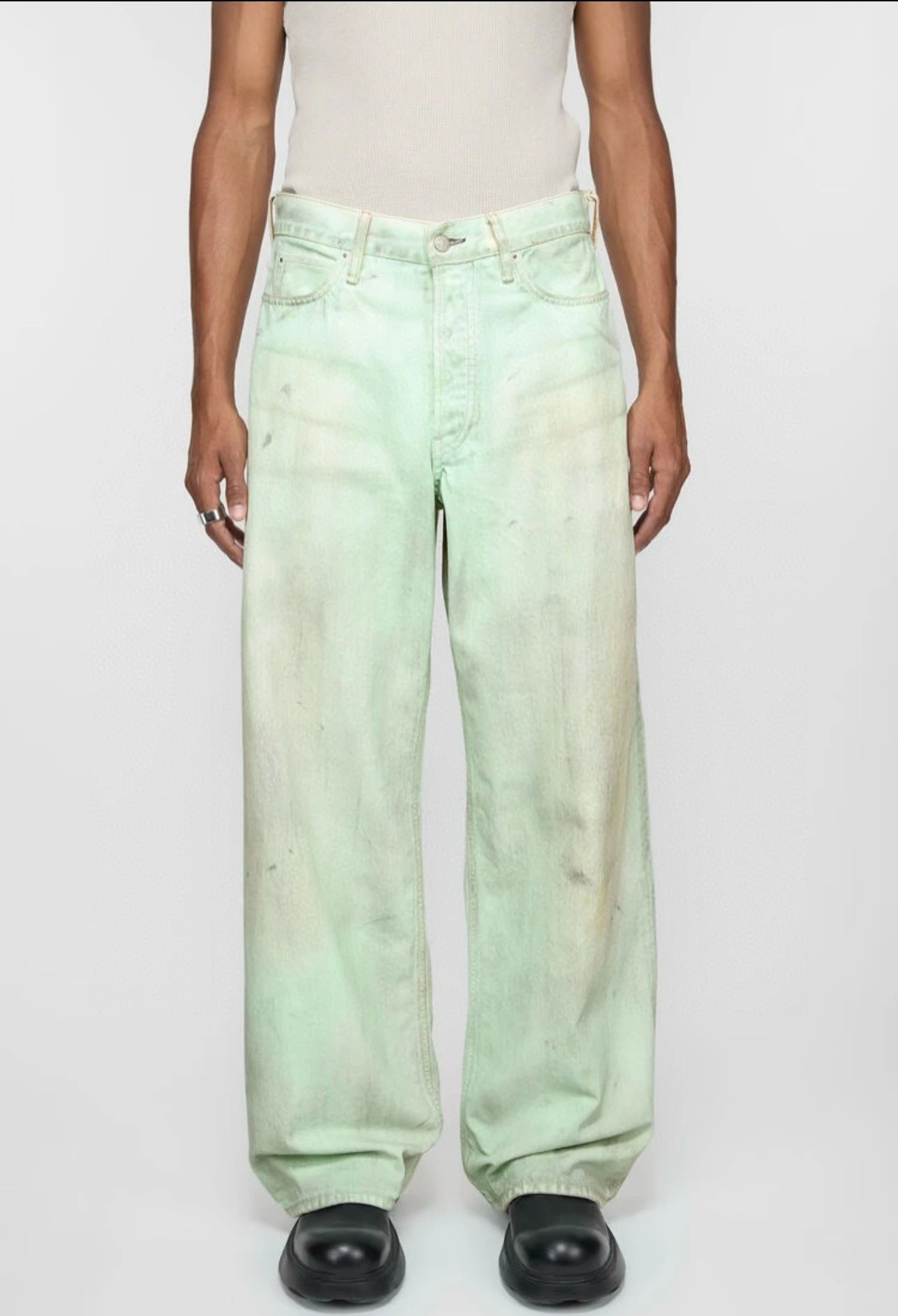 AC mint green fluorescence (emits light)