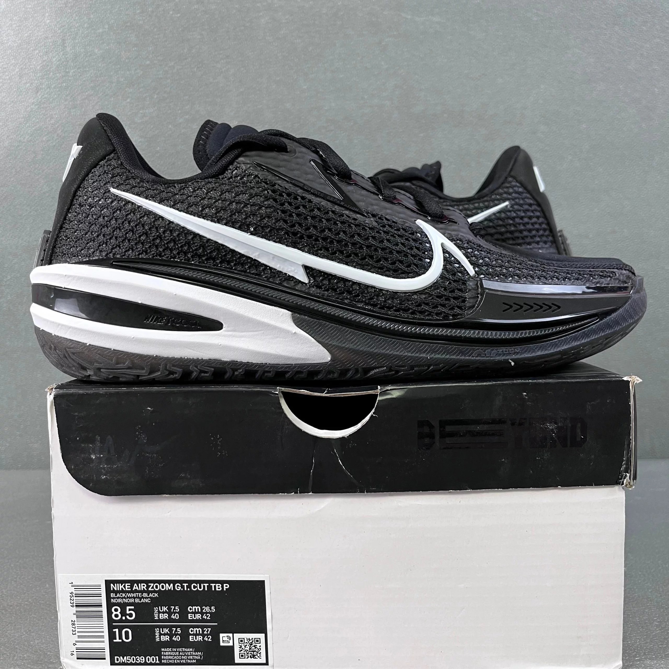 Black and white DM5039-001