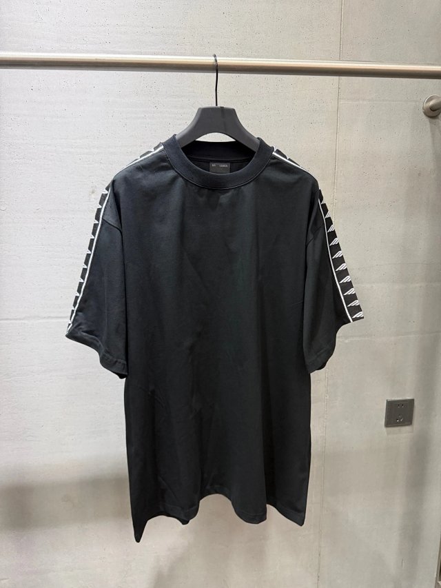 Balenciaga Balenciaga Black Logo Tape Oversized Cotton T-Shirt - Buy on Kakobuysheetfind