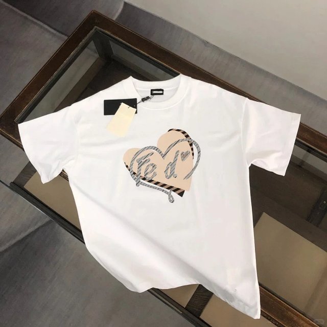 Fendi Fendi White Cotton Heart Logo Plaid Graphic T-Shirt - Buy on Kakobuysheetfind