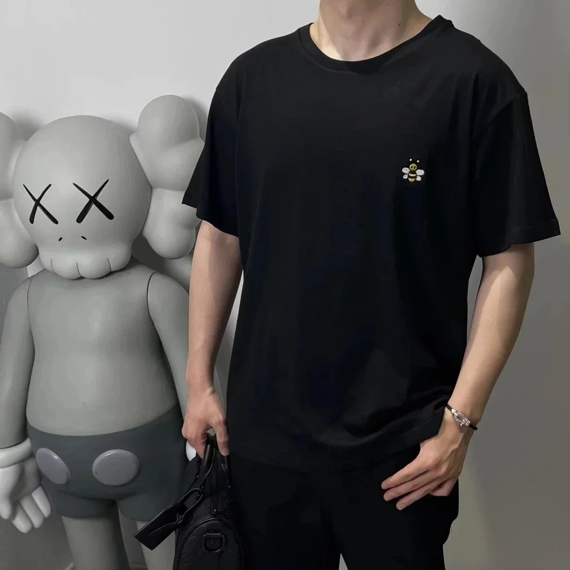 D10R/D家 x KAWS 2021ss 联名款 小蜜蜂刺绣短袖T恤 黑色