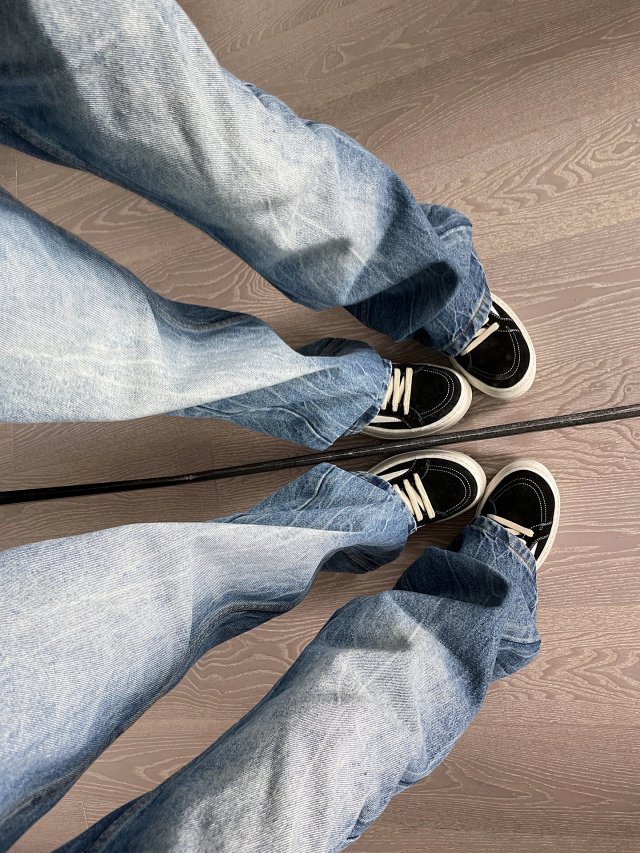 Lightning Wash Wide Leg Jeans: seller detail photo 3