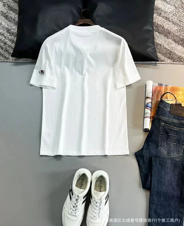Moncler T-Shirts Logo-Print Crewneck T-Shirt product detail image 10