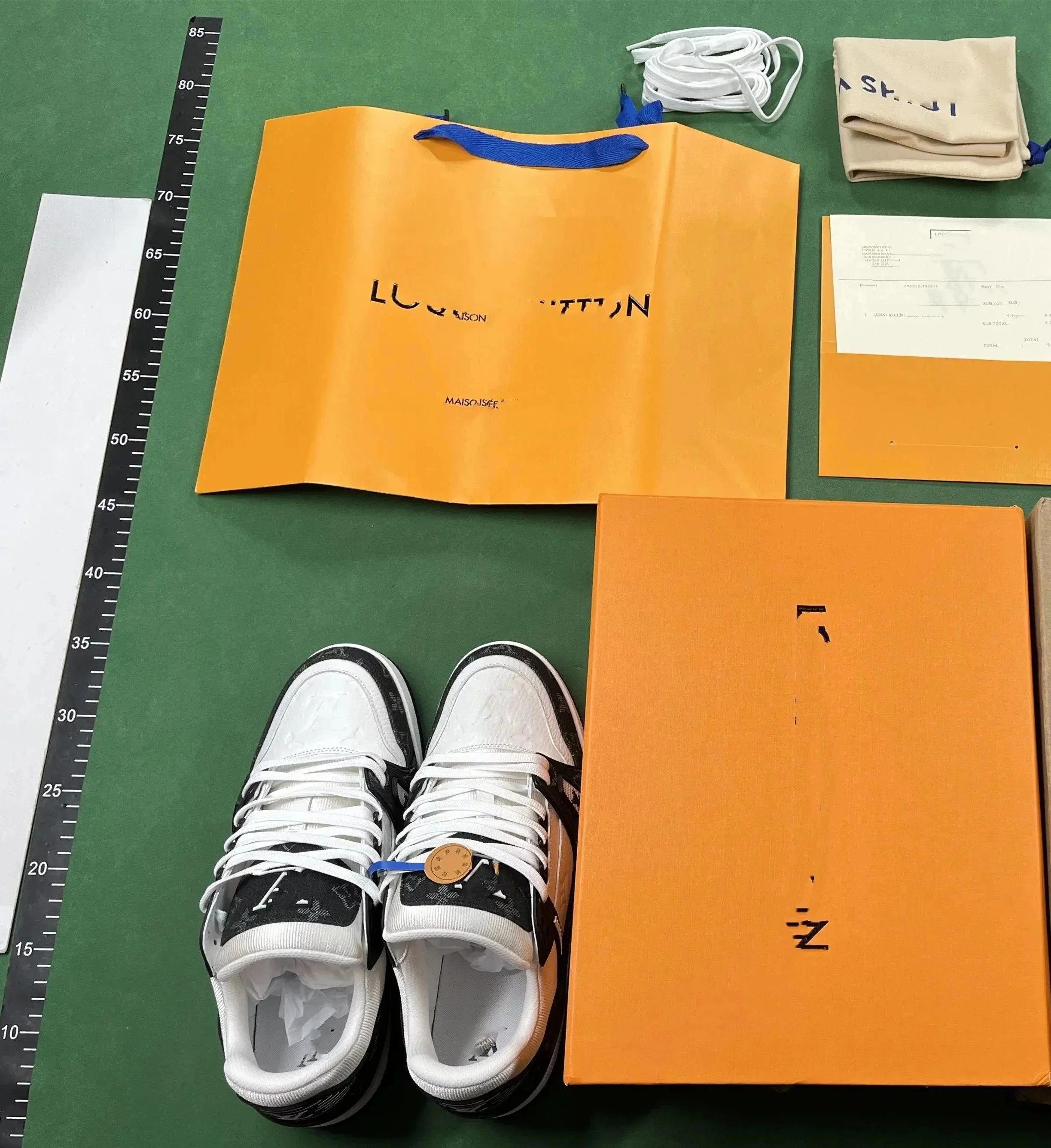 Louis Vuitton B22 Sn