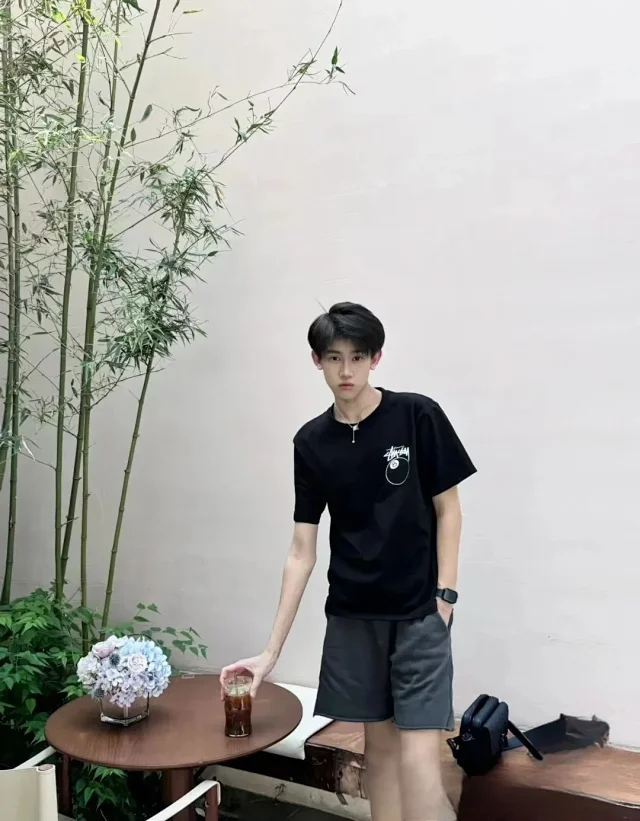 Stüssy and Nike Short-sleeve graphic T-shirt with 8-ball print product detail image 4