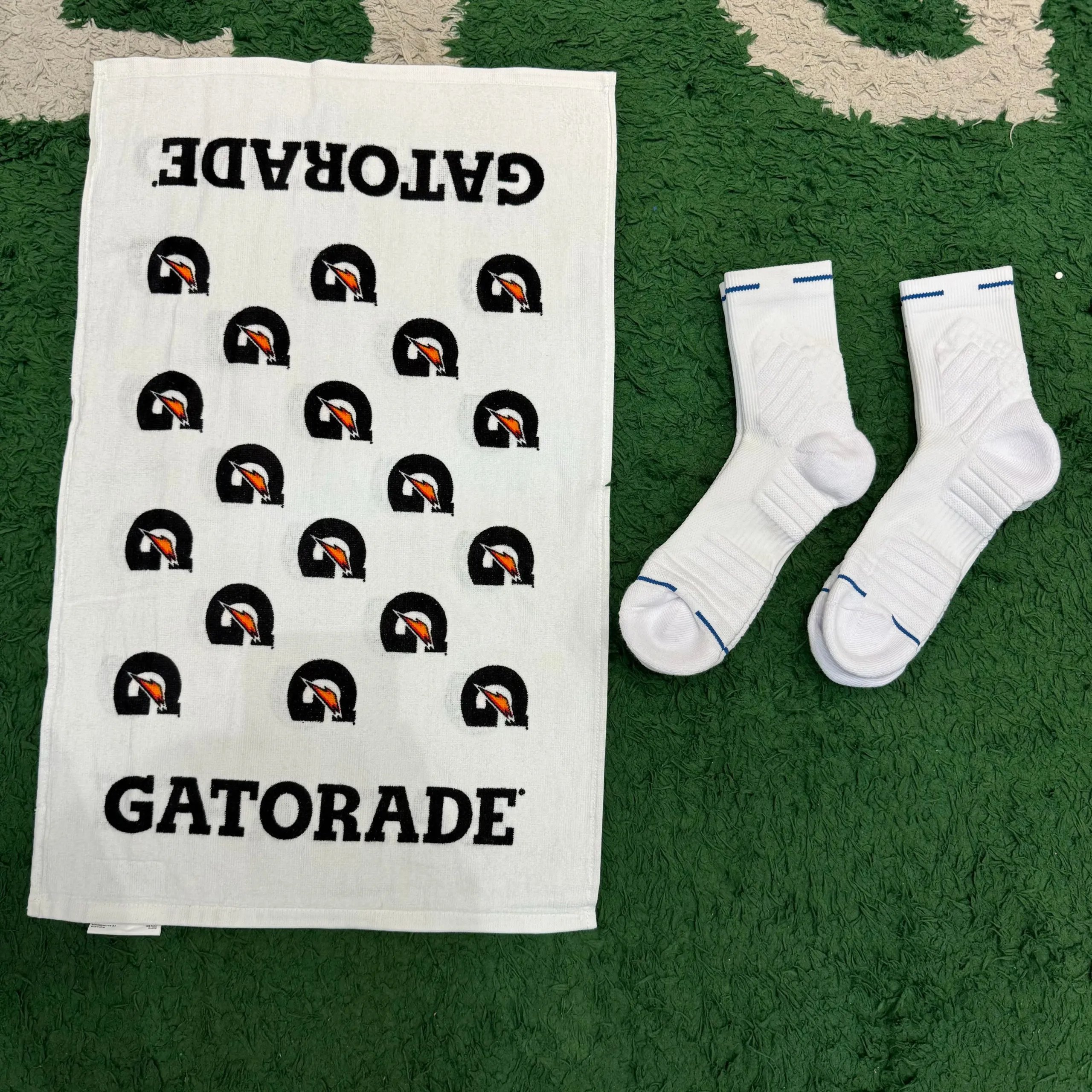 Gatorade White 64*42cm + White Socks Random Style 2 Pairs