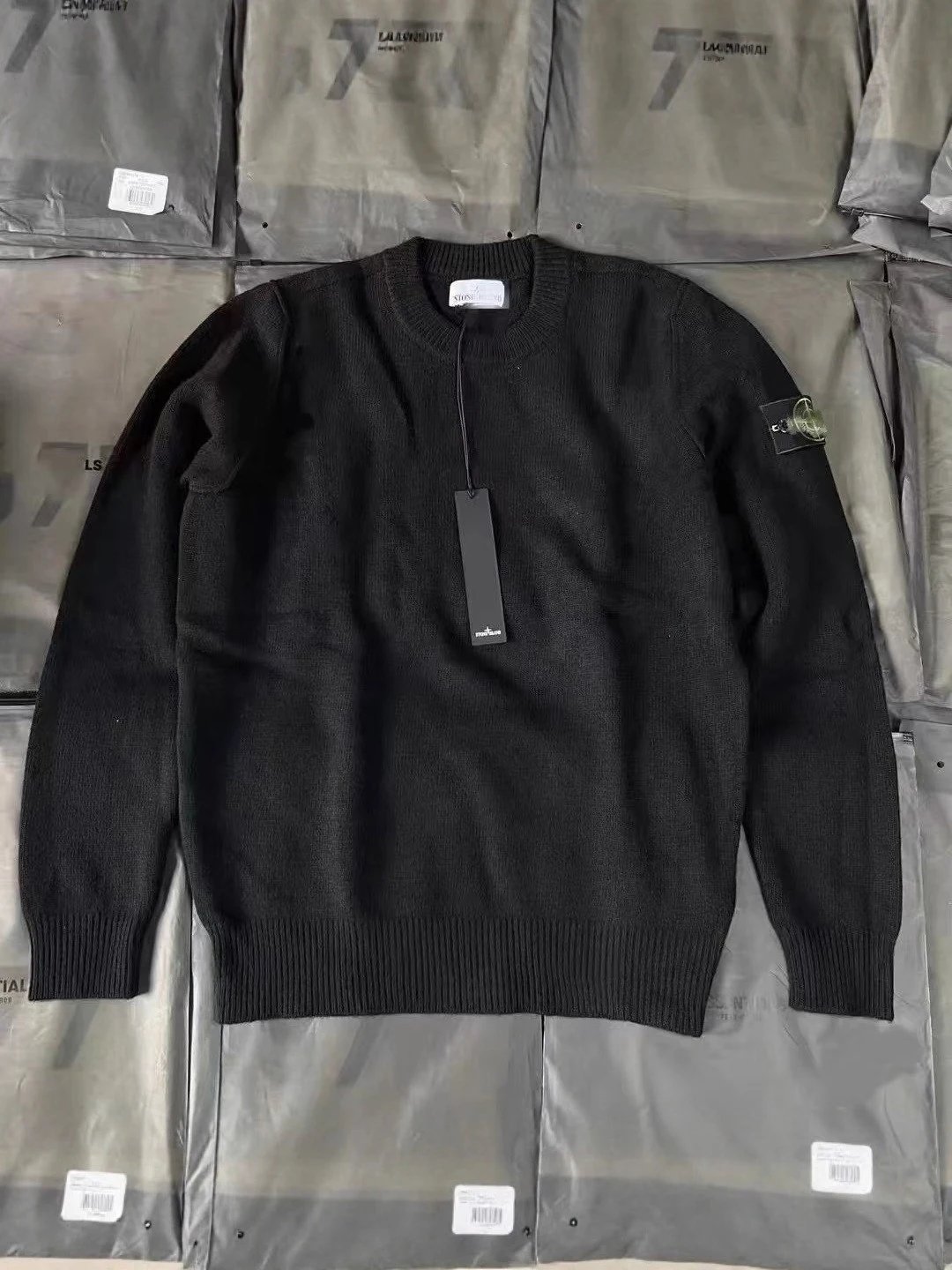 Stone sweater black
