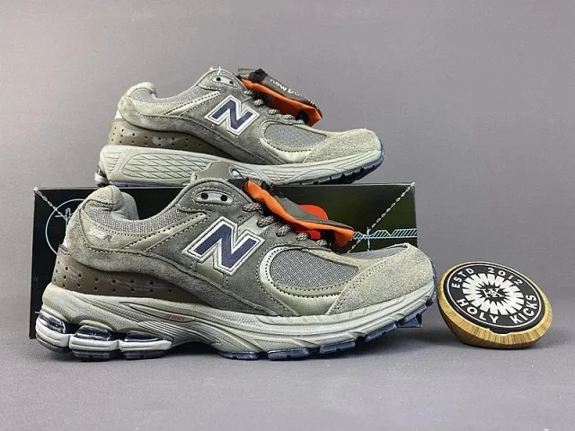 New Balance Sneakers 2002R deconstructed suede mesh product detail image 3