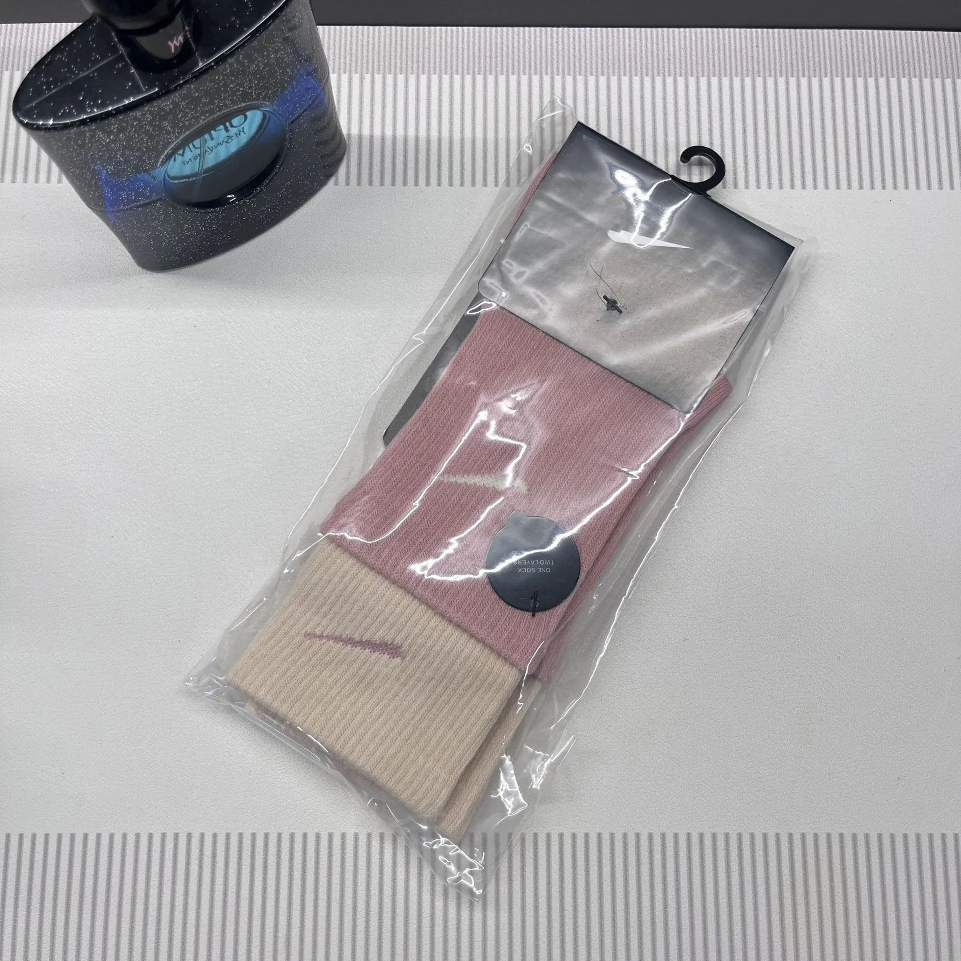 Nike Swoosh Two-Tone Crew Socks Pink Beige - 1